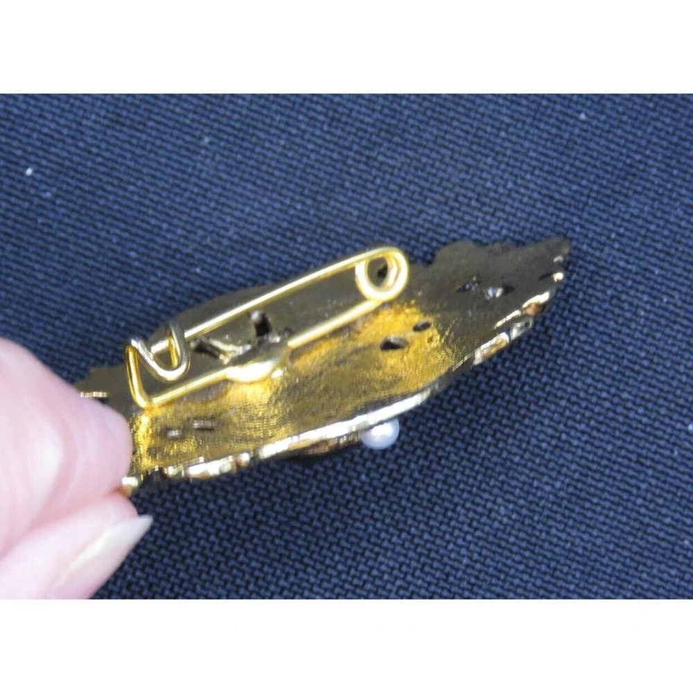 Unbranded vintage brooch